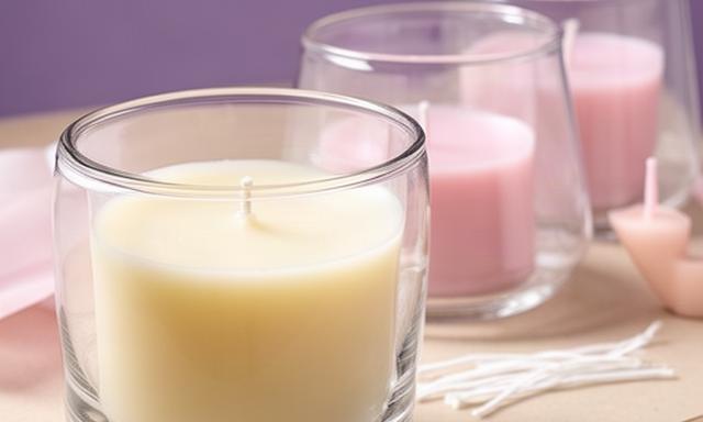 Envases de cristal para velas aromáticas junto a etiquetas de producto